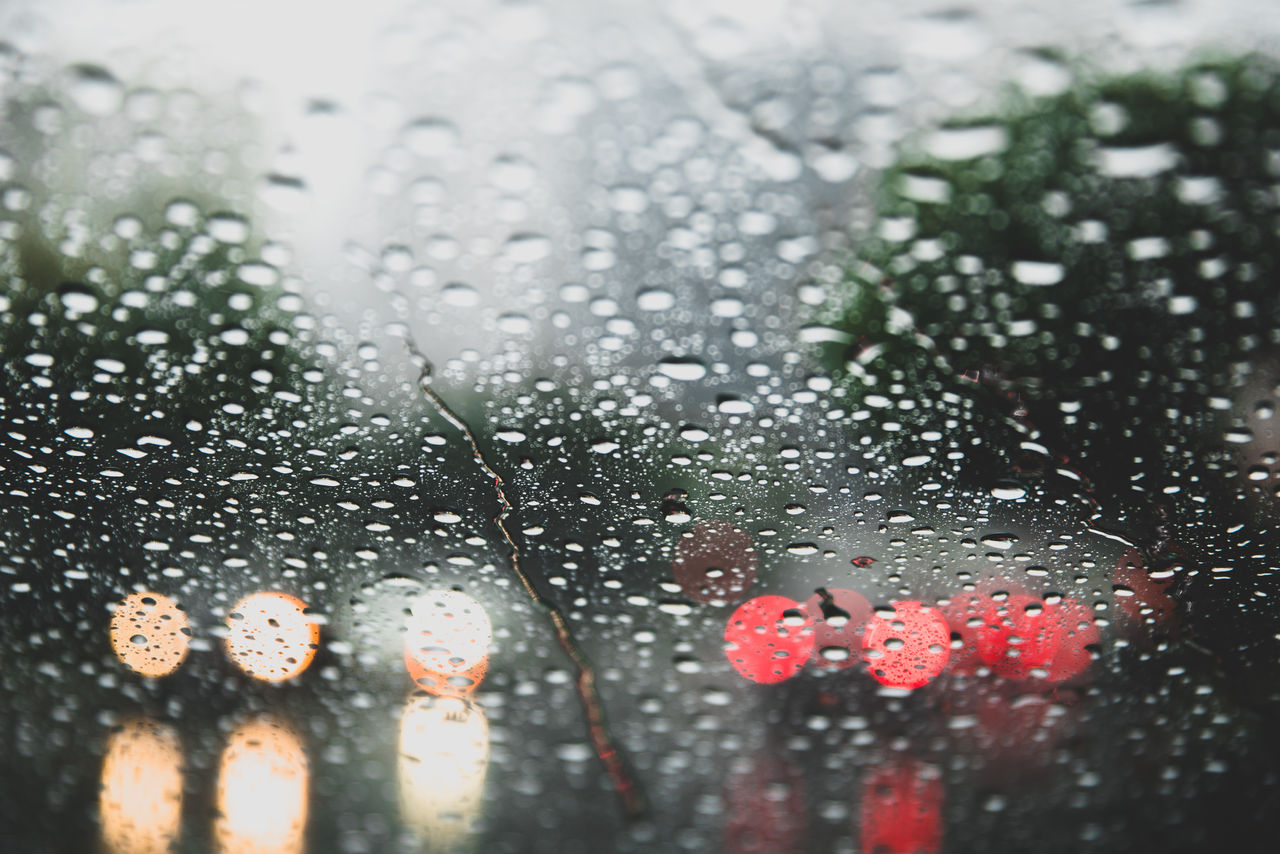 Uniroyal - Rainy windshield with blurred car lights