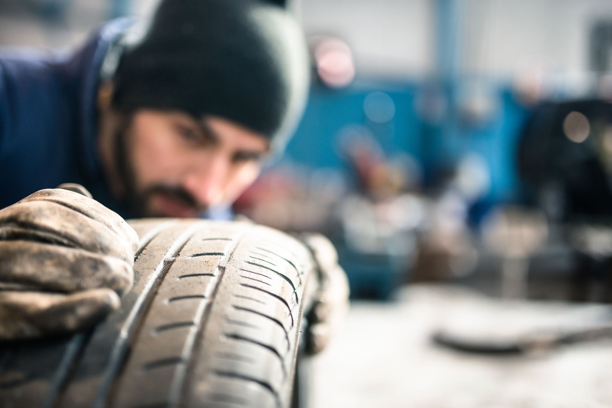 Uniroyal - Tyre repairer checking the tire integrity