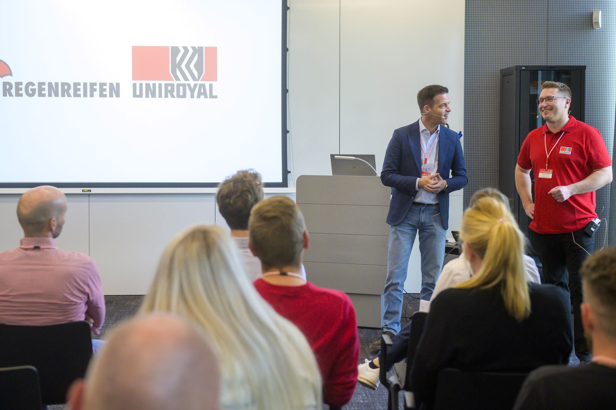 Marc Schmitt (links), Leiter Markenkommunikation & Onlinemarketing, und Mathias Reinecke, Marketingmanager, Reifen-Ersatzgeschäft Deutschland von Continental, erläutern die kommunikative Weiterentwicklung der Marke Uniroyal.