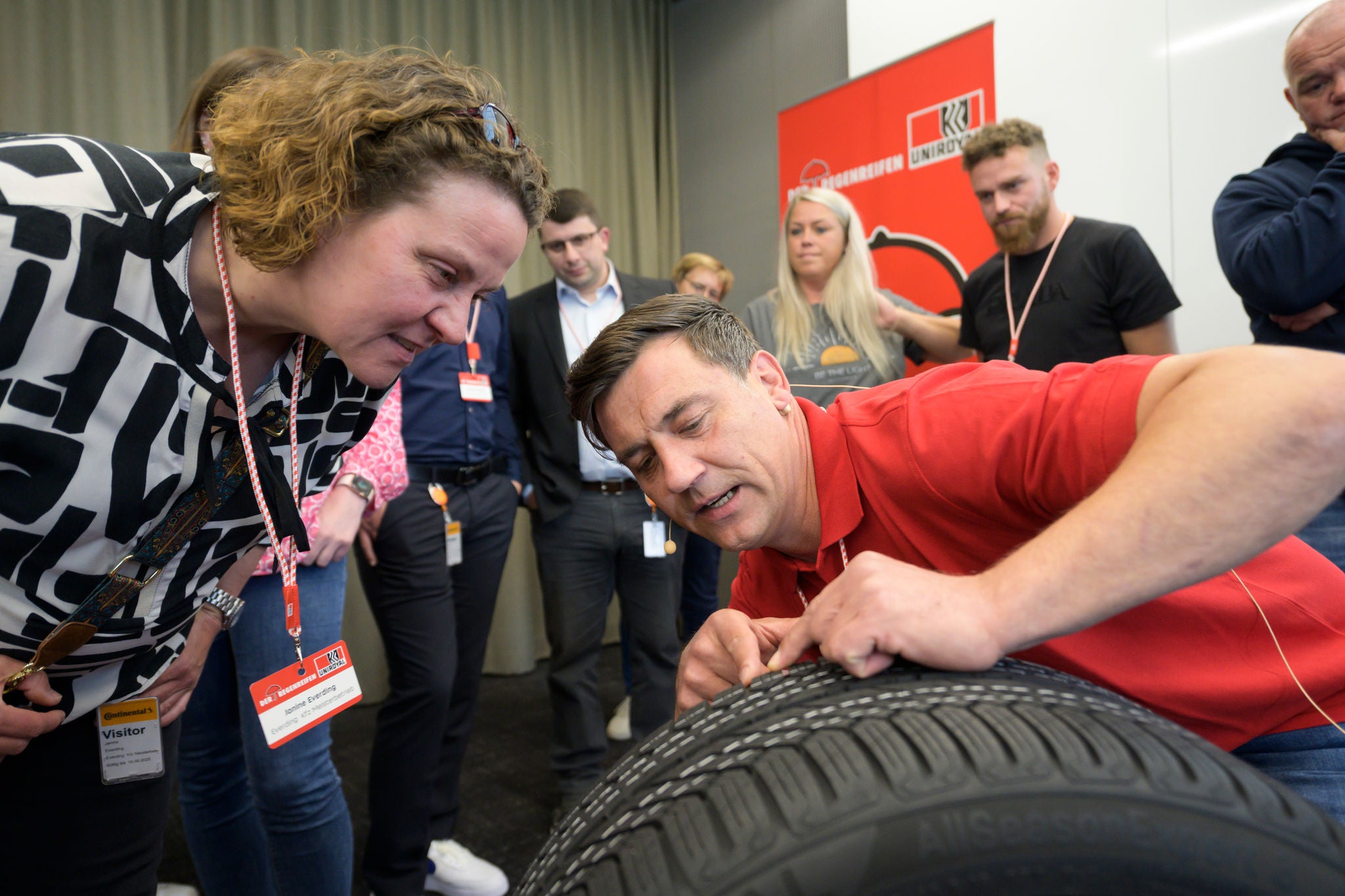 Andreas Hemmann, Produktmanager bei Continental, präsentiert die technischen Merkmale des neuen Uniroyal AllSeasonExpert 3.