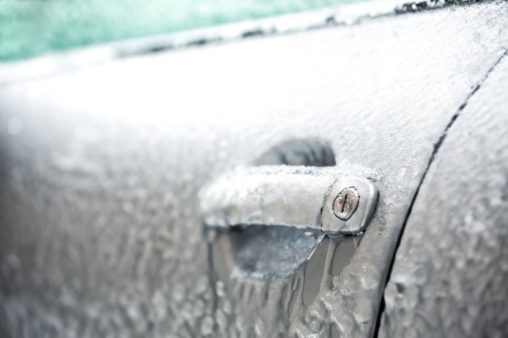 Serrure de porte de voiture gelée : Comment l'ouvrir ?